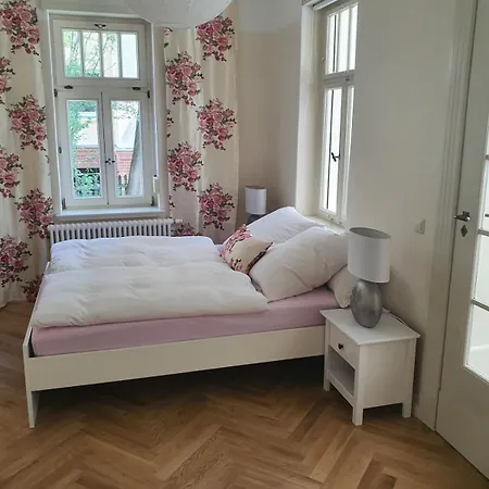 Gruene Wohlfuehloase In Einer Stadtvilla Апартаменты